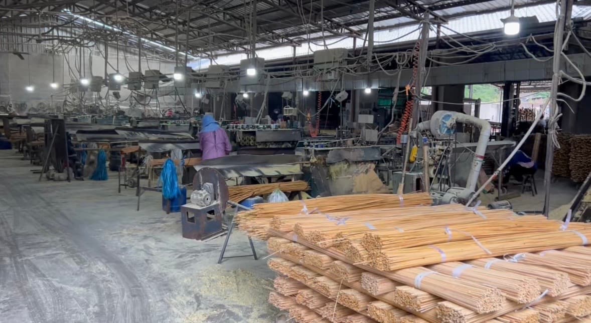 Raw bamboo processing workshop
